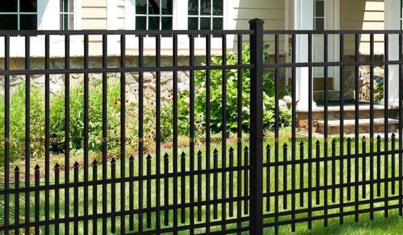 Tuyển chọn 20+ mẫu lan can hàng rào sắt đẹp cho sân thượng, ban công 2025