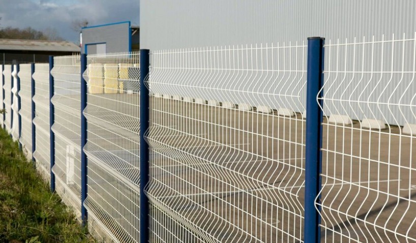 Hàng rào lưới thép dùng cho khu công nghiệp – Giải pháp an toàn, bền vững và tiết kiệm