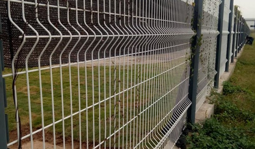 Hàng rào lưới thép giá bao nhiêu 1 mét? Bảng giá & Kinh nghiệm chọn mua